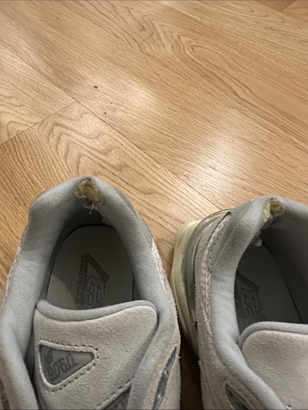 New Balance 1060 - Picture 2 of 4